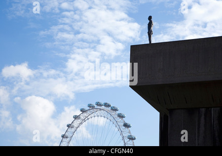 Anthony Gormley scultura sul tetto del Southbank Londra Inghilterra parte dell'orizzonte di evento installazione Foto Stock