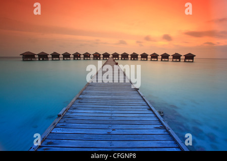 Bungalows e molo al Filitheyo Island, Maldive Foto Stock