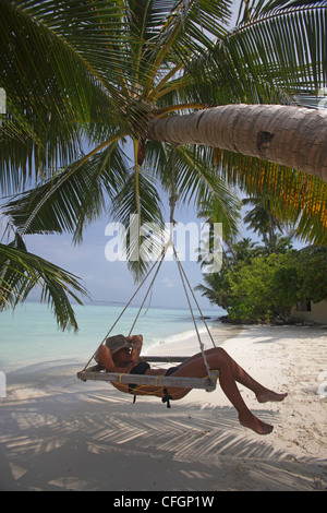 Ragazza rilassante sull'amaca, Biyadhoo island, Maldive Foto Stock