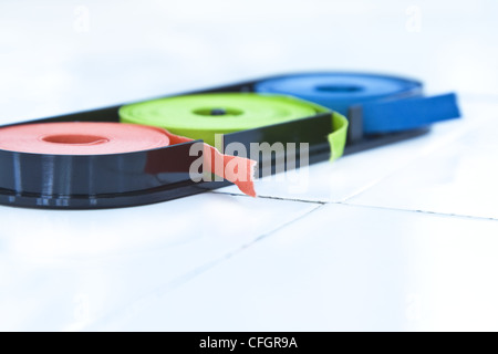 Indicatore di carta su un laboratorio faïence desk.Il fuoco selettivo sul rosso strappato fine. Foto Stock