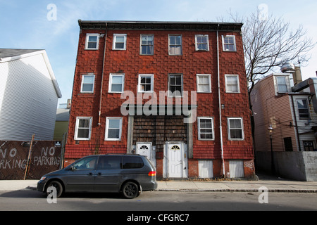 Una casa che necessitano di riparazione, East Boston quartiere di Boston, Massachusetts Foto Stock