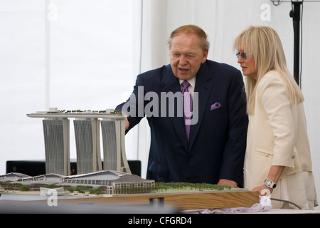 Sheldon Adelson, presidente e chief executive officer di Las Vegas Sands Corp., a sinistra e a sua moglie Miriam Adelson, guardando il modello in scala del Marina Bay Sands Resort Integrato di Singapore durante eventi di stampa Foto Stock