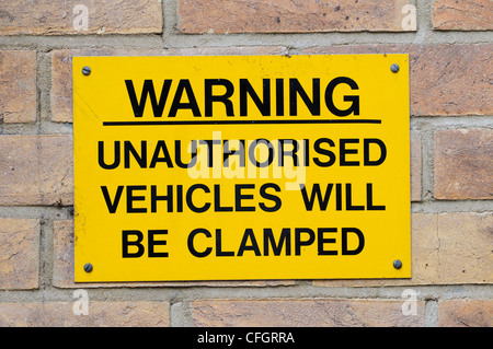 Avvertenza veicoli non autorizzati verranno serrate segno, Cambridge, Inghilterra, Regno Unito Foto Stock