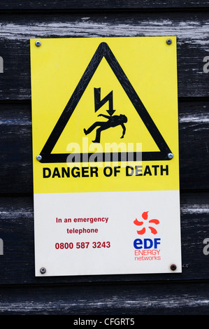 EDF Energy Pericolo di morte per folgorazione, segno di avvertimento, Cambridge, Inghilterra, Regno Unito Foto Stock