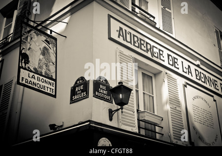Angolo di strada a Montmartre, Paris, Francia Foto Stock