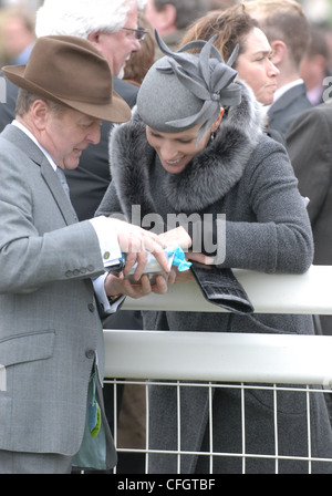 Zara Phillips al Giorno uno del Cheltenham Gold Cup Festival Cheltenham Racecourse Glos Foto Stock