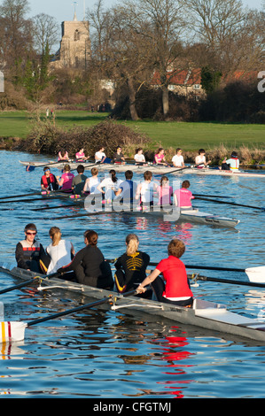 I canottieri al tramonto sul fiume Cam a Fen Ditton vicino a Cambridge, Inghilterra. Foto Stock