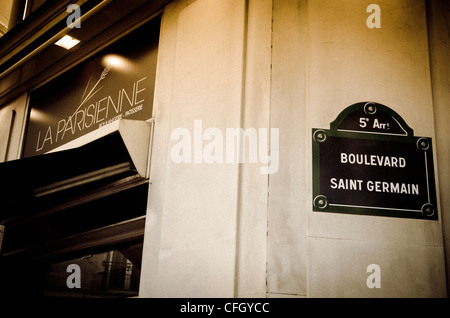 Un cartello stradale e il panificio, Boulevard Saint-Germain, sulla riva sinistra di Parigi, Francia Foto Stock