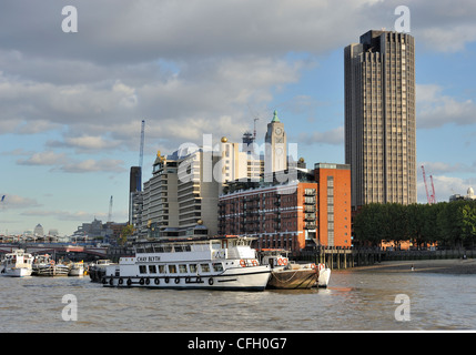 Il fiume Tamigi Southwark Oxo Tower Londra Inghilterra REGNO UNITO Foto Stock