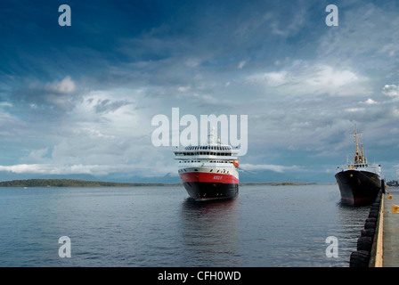 Norvegia Molde la classica nave Hurtigruten Nordstjernen (fondo) e l'arrivo MS Nordlys Foto Stock