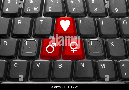 Close-up della tastiera del computer con Red 'amore' il tasto Foto Stock