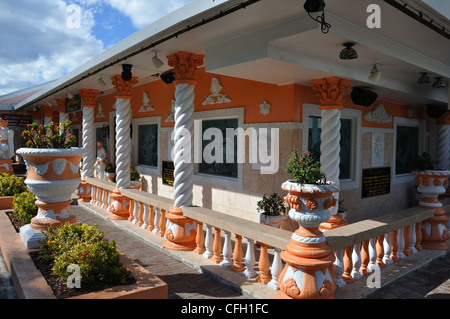 Negozi nel mercato della paglia, Freeport, Bahamas - Cafe Neptunes Foto Stock