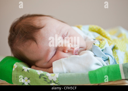 Ritratto di un simpatico neonato ragazza dorme in un cestino Foto Stock