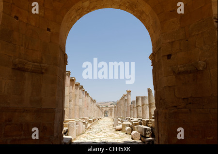 Jerash. La Giordania. Vista lungo il Cardo Maximus dal di sotto del Nord Tetrapylon. In fondo è la Porta Nord . Foto Stock