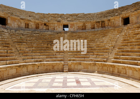Jerash. La Giordania. Vista del teatro del Nord e i suoi file di sedili e la splendida orchestra semicircolare con pavimento in marmo. Foto Stock