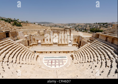 Jerash. La Giordania. Vista del teatro del Nord e del suo stadio file di sedili e splendida orchestra semicircolare con marmo Foto Stock
