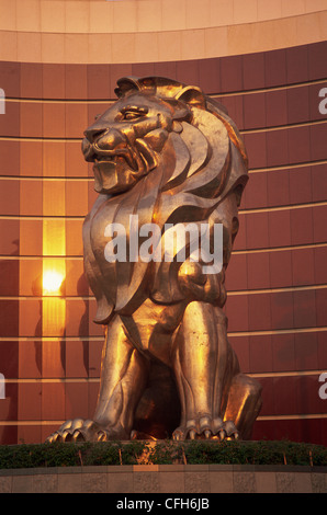 Cina, Macao, Lion statua al MGM Grand Hotel e Casino Foto Stock