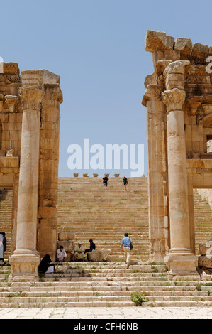 Jerash. La Giordania. Vista dei resti di propilei monumentali o gateway per il tempio di Artemide che risale al 150 D.C. e venne Foto Stock