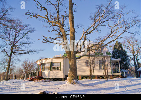 Il Turku Sailing Club ristorante d'inverno. Si tratta di un tradizionale vecchio villa di legno in quanto ci sono molti in Ruissalo,Finlandia Foto Stock