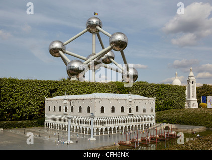 Il Belgio, Bruxelles, Mini Europa il parco in miniatura, Venezia Piazza San Marco - Atomium di sfondo Foto Stock