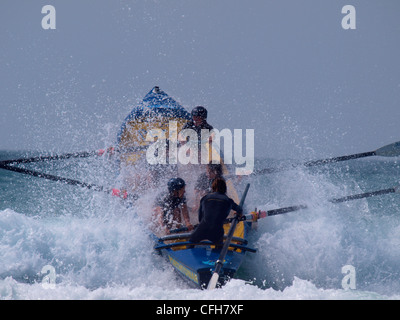 Equipaggio femminile, Surfboat Racing, Watergate Bay, 2011, Cornwall, Regno Unito Foto Stock