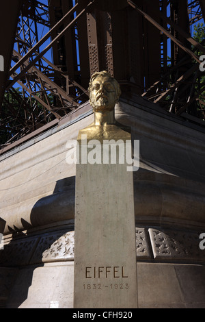 Statua di Alexandre Gustave Eiffel ai piedi della Torre Eiffel Foto Stock