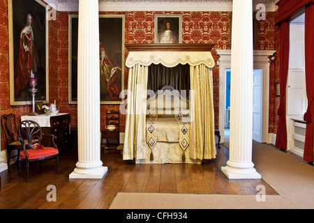 La camera da letto in stile vittoriano in Lydiard House, Swindon, Wiltshire, Inghilterra, Regno Unito Foto Stock