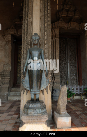 Statua buddista nella vocazione per la pioggia posizione alla Haw Pha Kaew Museum Vientiane Laos Foto Stock