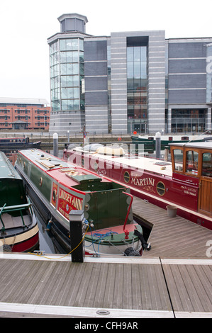 Chiatte, Clarence dock e il Royal Armouries Leeds Foto Stock