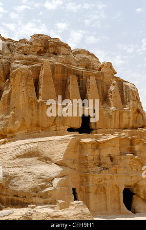 Petra. La Giordania. Vista della tomba Obelisco e il Bab as-Siq Triclinio Nabatean monumenti sul percorso del siq. La tomba superiore è Foto Stock