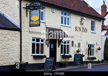 Sun Inn pub un tipico villaggio inn in Lydiard Millicent, Swindon, Wiltshire, Inghilterra, Regno Unito Foto Stock