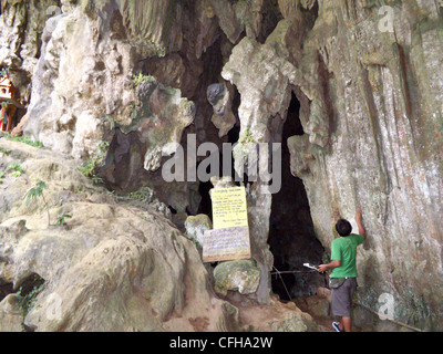 Guida di avvisi di legge all'ingresso della grotte di pietra calcarea. Khao Sok National Park. Surat provincia della Thailandia. Cheow Lago Lan Foto Stock