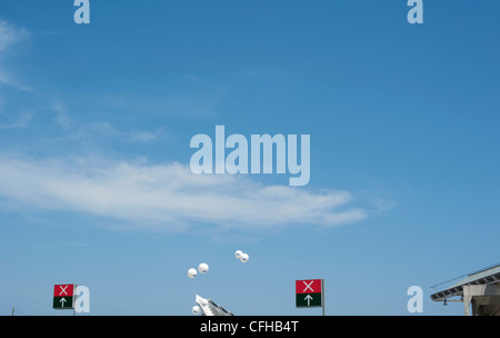 Cartelli e palloncini in corrispondenza del fondo di un cielo blu al Primavera Sound music festival di Barcellona. Foto Stock