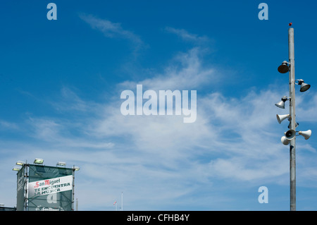 Gli altoparlanti ad alta su un palo al San Miguel Primavera Sound Festival al Parc del Forum di Barcellona Foto Stock