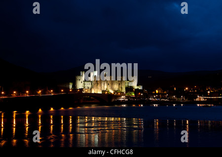 Castello di Conway nel Galles del Nord prese solo come andava in scuro su un molto umido e ventoso giorno. Foto Stock