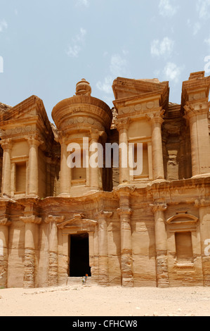 La Giordania. Vista del leggendario Monastero che è il più imponente monumento di rose antiche città rossa di Petra. Foto Stock