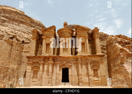 La Giordania. Vista del leggendario Monastero che è il più imponente monumento di rose antiche città rossa di Petra. Foto Stock