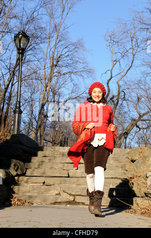 Donna ispanica nel parco. Foto Stock