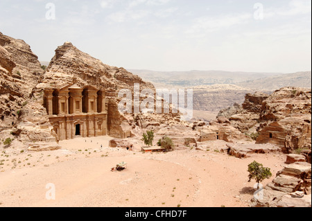 La Giordania. Ampia vista del leggendario Monastero che è il più imponente monumento di rose antiche città rossa di Petra. Foto Stock