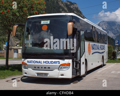 La National Express Coach situato sul lago Traunsee nella città di Ebensee nelle Alpi austriache a ovest di Salisburgo Foto Stock