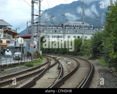 I binari ferroviari viaggia attraverso Zell-Am-Vedere nelle Alpi austriache utilizzate da città i treni navetta nella Valle dello Ziller. Foto Stock