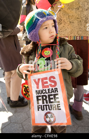 AntiNuclear rally & marzo nella città di New York per la commemorazione del 1 anno di anniversario del naturale e il disastro nucleare in Giappone. Foto Stock
