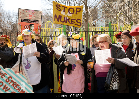 AntiNuclear rally & marzo nella città di New York per la commemorazione del 1 anno di anniversario del naturale e il disastro nucleare in Giappone. Foto Stock