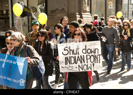 AntiNuclear rally & marzo nella città di New York per la commemorazione del 1 anno di anniversario del naturale e il disastro nucleare in Giappone. Foto Stock