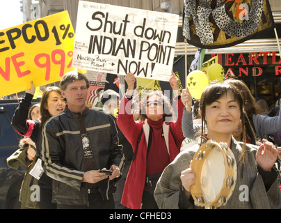 AntiNuclear rally & marzo nella città di New York per la commemorazione del 1 anno di anniversario del naturale e il disastro nucleare in Giappone. Foto Stock