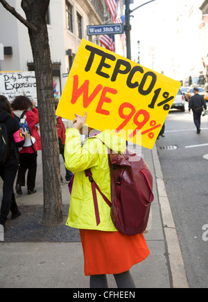 AntiNuclear rally & marzo nella città di New York per la commemorazione del 1 anno di anniversario del naturale e il disastro nucleare in Giappone. Foto Stock