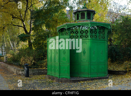 Storico tipico ghisa wc pubblico del XIX secolo, soprannominato Café Achteck, Kreuzberg di Berlino, Germania, Europa Foto Stock