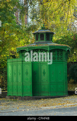 Storico tipico ghisa wc pubblico del XIX secolo, soprannominato Café Achteck, Kreuzberg di Berlino, Germania, Europa Foto Stock