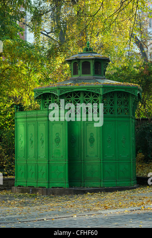 Storico tipico ghisa wc pubblico del XIX secolo, soprannominato Café Achteck, Kreuzberg di Berlino, Germania, Europa Foto Stock