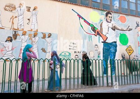 Pro-Revolutionary murale su Mohammed Mahmoud street il centro del Cairo Egitto scene di strada Foto Stock